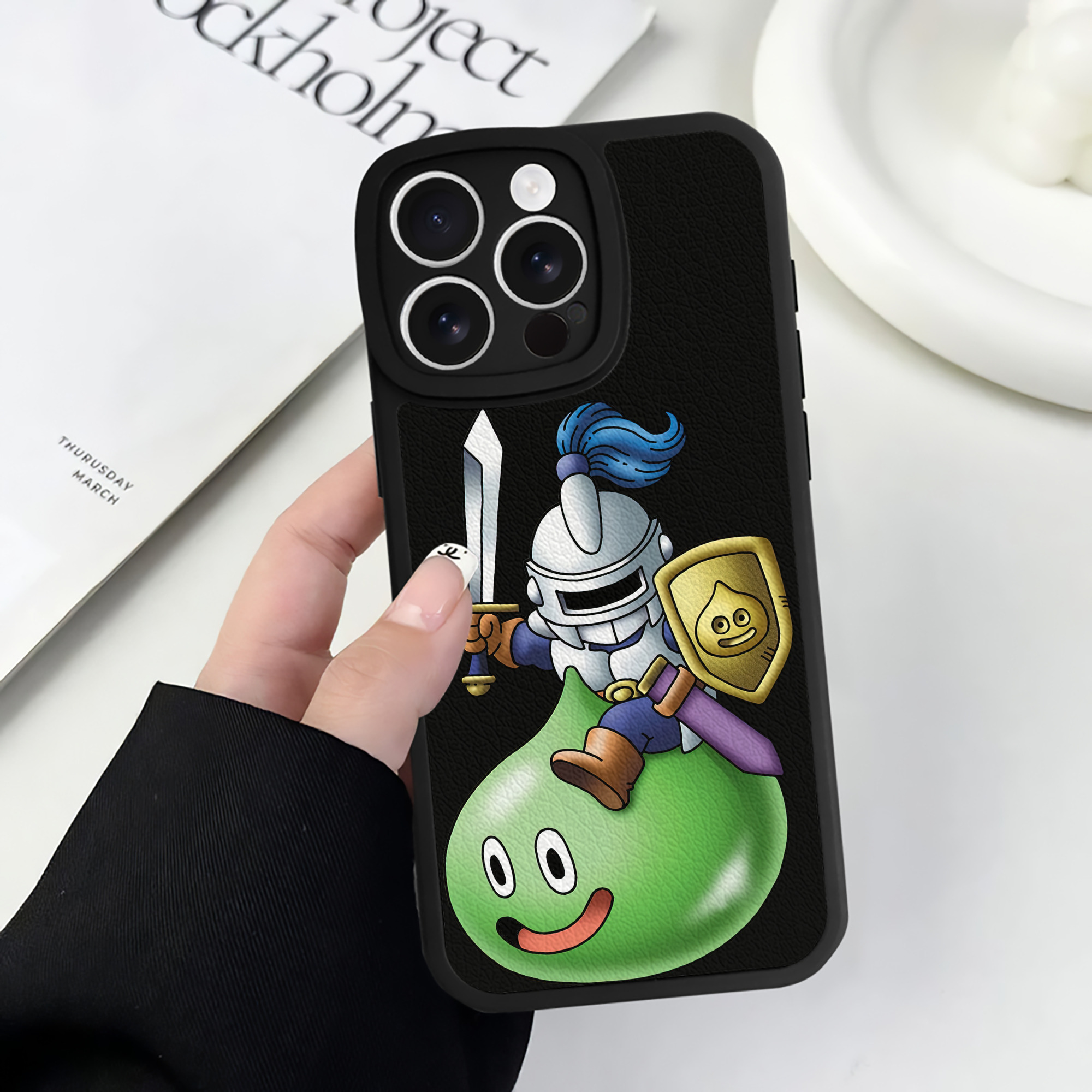 （画像用） ドラゴンクエスト Doragon Kuesuto Dragon Quest 【iPhone 16シリーズ対応】シリコンスマホケース（レザー調） 材質：シリコン